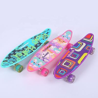 Plaque plate portatif petite planche de poisson imprimé planche à roulettes à quatre roues moteur flash mobilité scooter pour garçons et filles