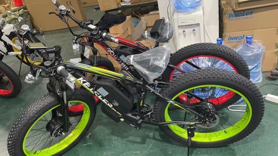 Un vélo électrique à double moteur arrière de 72V 2000W